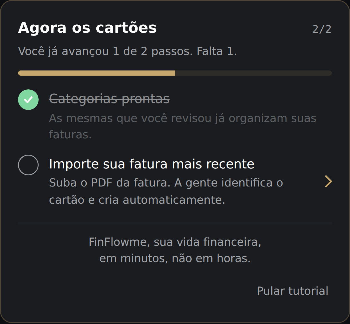 Card 'Agora os cartões' com 1 de 2 passos marcados (Categorias prontas) e o passo 'Importe sua fatura mais recente' aguardando. Rodapé com a frase 'FinFlowme, sua vida financeira, em minutos, não em horas.'